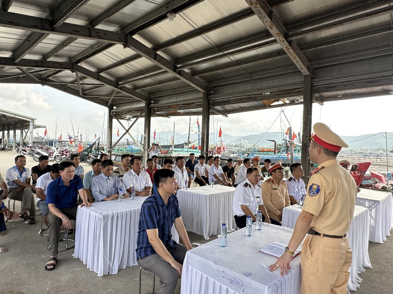 Phòng Cảnh sát giao thông tổ chức tuyên truyền văn hóa giao thông với bình yên sông nước và trao tặng áo phao cho người dân trên địa bàn thị xã Hoàng Mai
