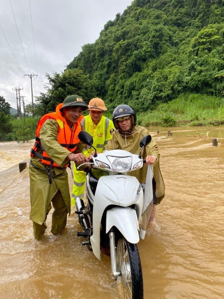 Lực lượng Cảnh sát giao thông Công an huyện Quỳ Hợp kiểm tra, chốt chặn các cầu tràn, đảm bảo an toàn cho người dân, giúp người dân di chuyển qua cầu tràn. ảnh tháng 9/ 2022. 