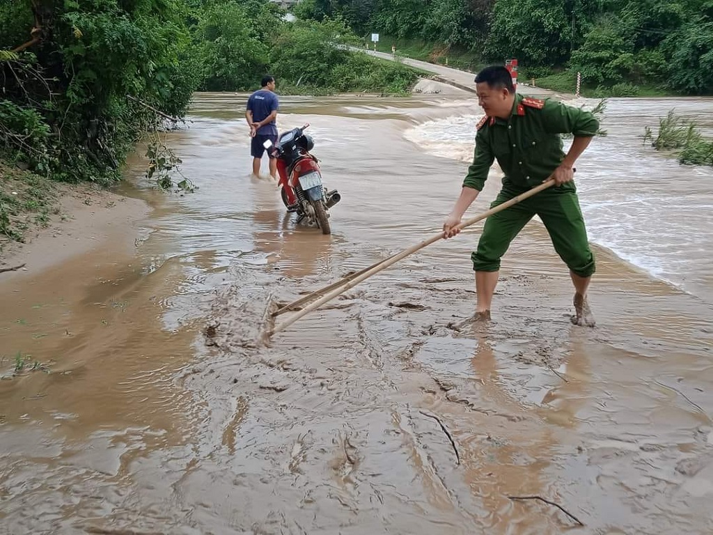Công an huyện Quỳ Châu dọn dẹp đất đá do ảnh hưởng của bão số 1 (bão Talim) vừa qua