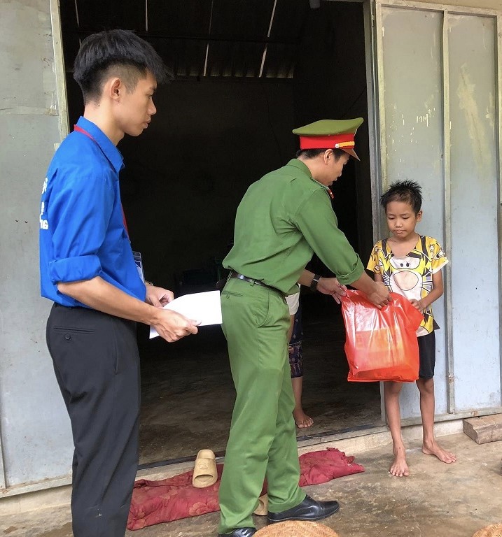 Những món quà được trao tận tay người bệnh và những người có hoàn cảnh khó khăn thể hiện tinh thần nhân văn, hết lòng vì Nhân dân của Công an Nghệ An