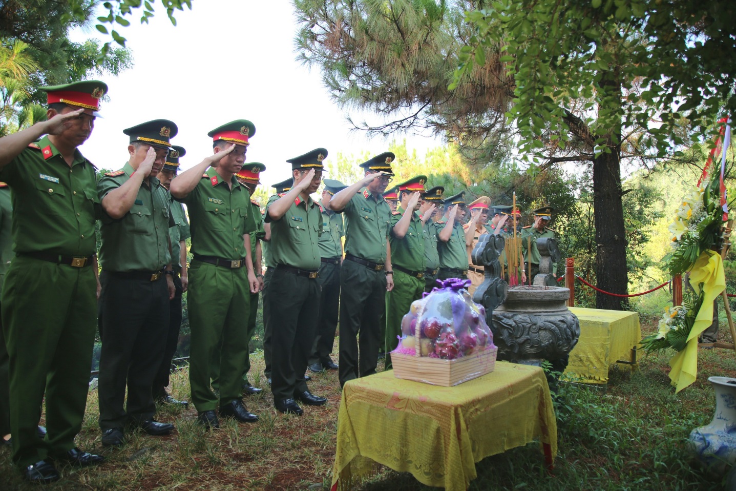 Đoàn đại biểu Công an Nghệ An bày tỏ lòng kính trọng và biết ơn sâu sắc đối với những công lao, đóng góp to lớn của Đại tướng Võ Nguyên Giáp