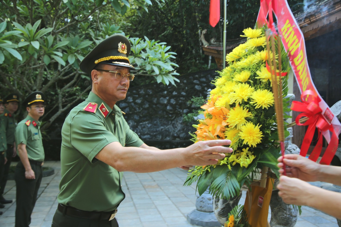 Đồng chí Thiếu tướng Phạm Thế Tùng, Giám đốc Công an tỉnh dâng hoa tại Đền thờ các Anh hùng Liệt sĩ đường 20 Quyết Thắng, tại xã Tân Trạch, huyện Bố Trạch, tỉnh Quảng Bình  