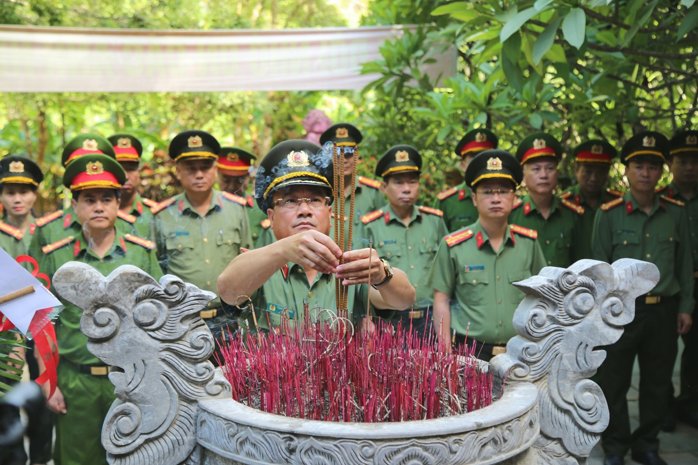 Đoàn công tác dâng hương tại Đền thờ các Anh hùng Liệt sĩ đường 20 Quyết Thắng tại xã Tân Trạch, huyện Bố Trạch, tỉnh Quảng Bình  