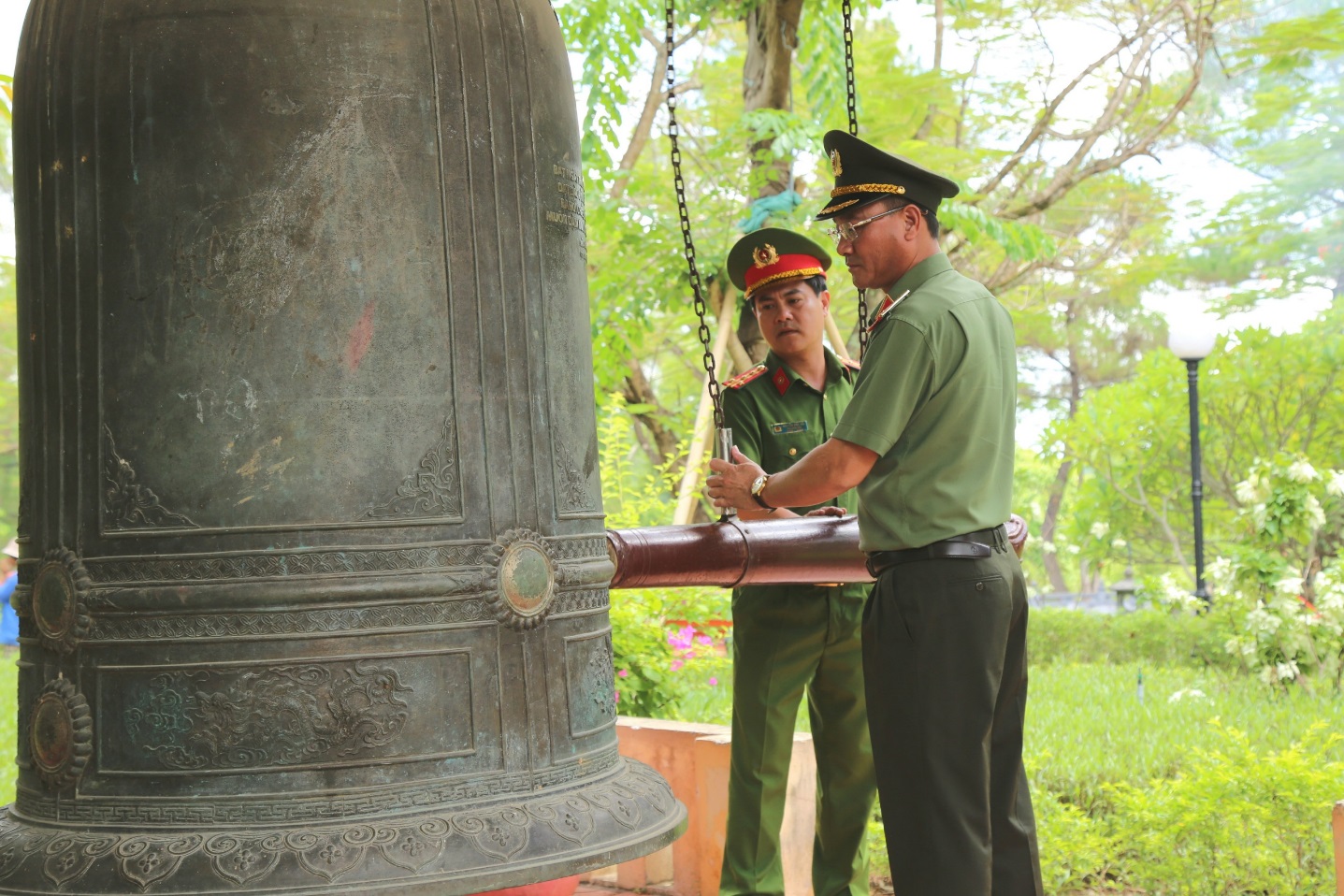 Đồng chí Thiếu tướng Phạm Thế Tùng và Đại tá Nguyễn Đức Hải thỉnh chuông tại Nghĩa trang Quốc gia Trường Sơn, thuộc xã Vĩnh Trường, huyện Gio Linh, tỉnh Quảng Trị 