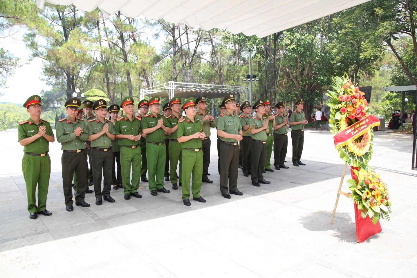 Đoàn đại biểu Công an Nghệ An đang hoa, dâng hương tại  Nghĩa trang Quốc gia Trường Sơn thuộc xã Vĩnh Trường, huyện Gio Linh, tỉnh Quảng Trị