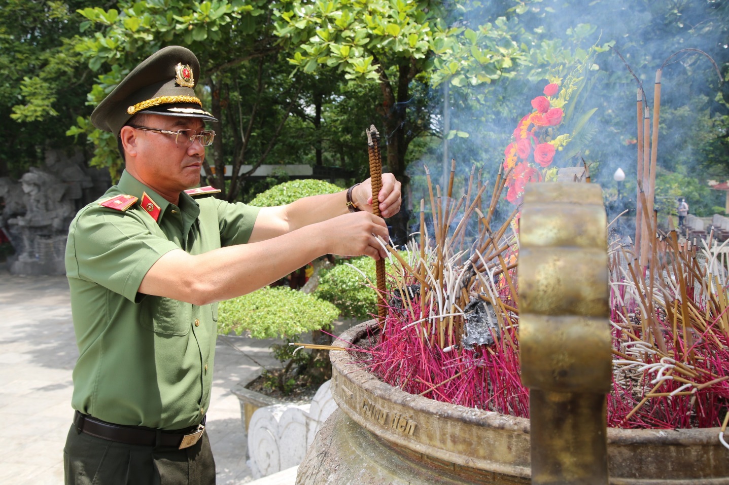 Đồng chí Thiếu tướng Phạm Thế Tùng, Giám đốc Công an tỉnh dâng hương tri ân các anh hùng liệt sỹ  tại Nghĩa trang Quốc gia Trường Sơn