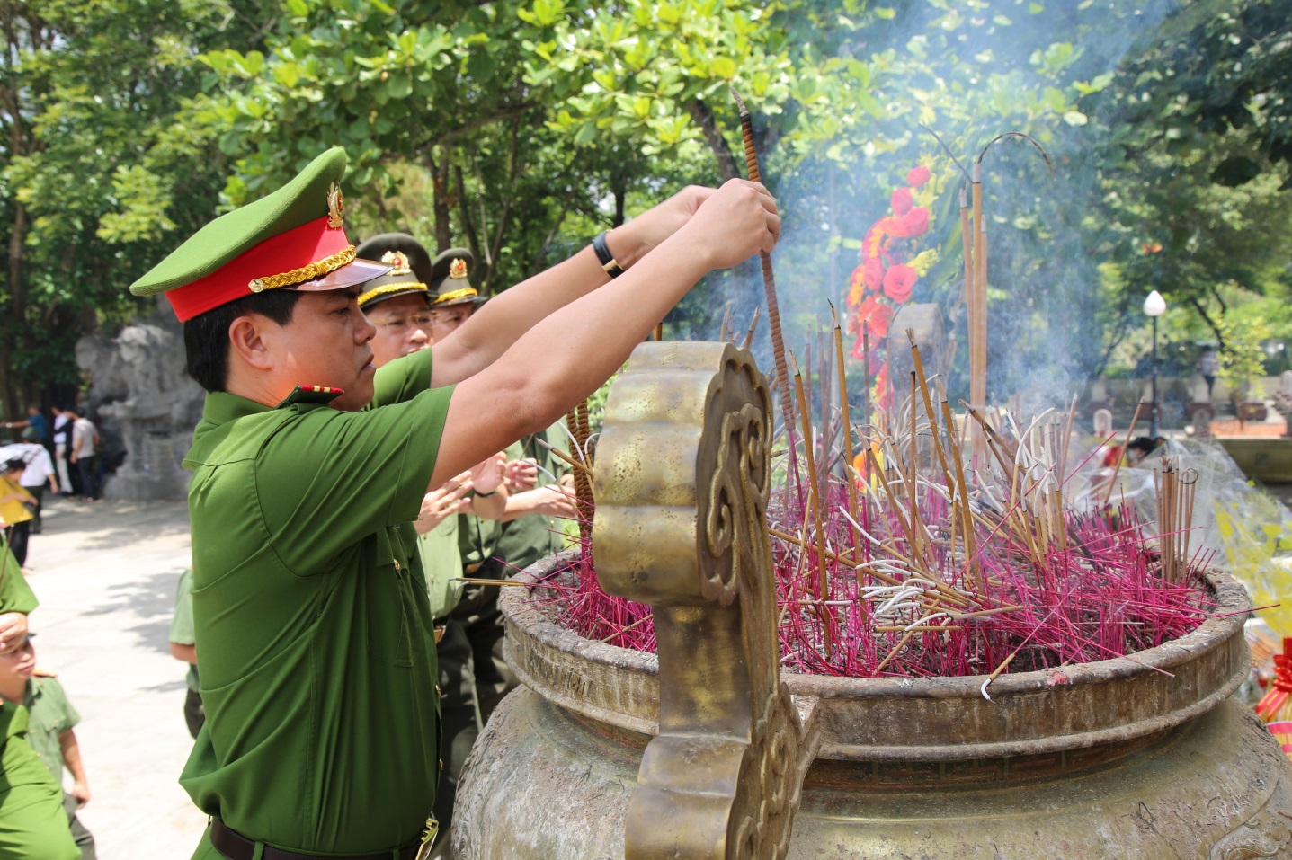 Đồng chí Đại tá Nguyễn Đức Hải, Phó Giám đốc Công an tỉnh dâng hương tri ân các anh hùng liệt sỹ  tại Nghĩa trang Quốc gia Trường Sơn