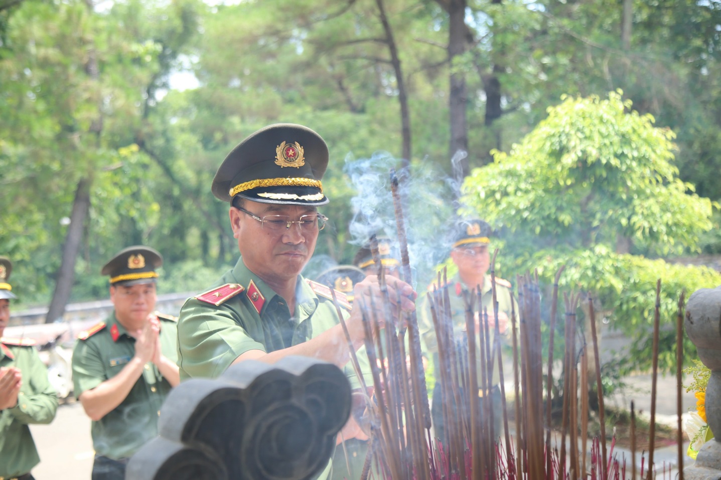 Đồng chí Giám đốc Công an Nghệ An dâng hương tại khu vực mộ các anh hùng liệt sỹ quê Nghệ An