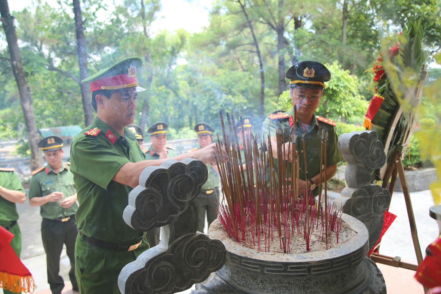 Các đồng chí Phó Giám đốc Công an tỉnh dâng hương tại khu mộ các anh hùng liệt sỹ quê Nghệ An