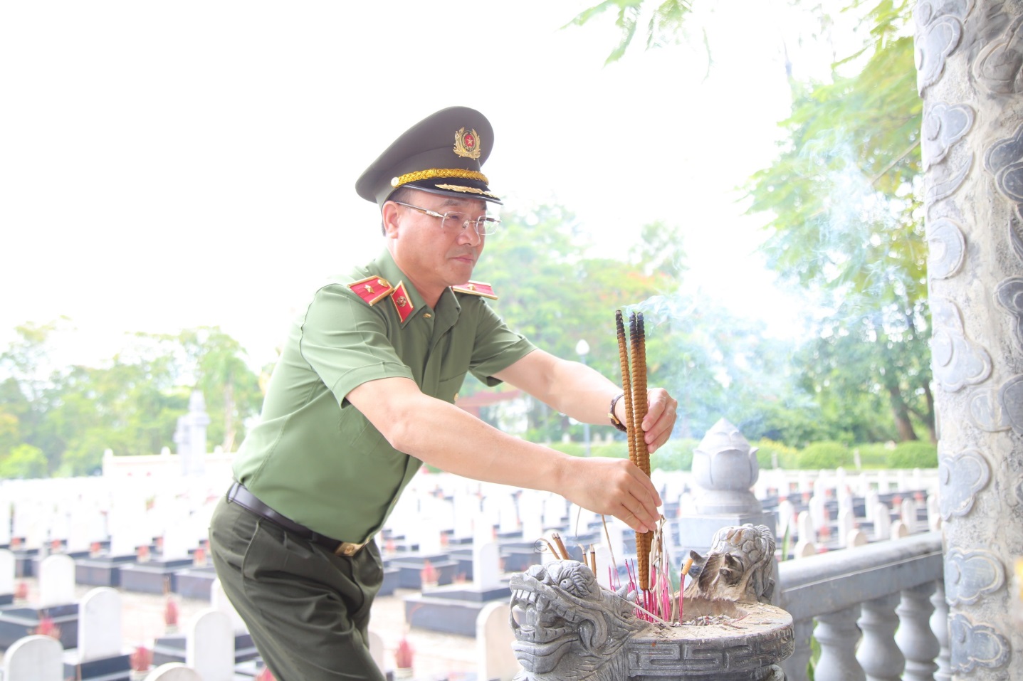 Đồng chí Giám đốc Công an tỉnh dâng hương ta khu vực mộ các anh hùng liệt sỹ quê Hưng Yên
