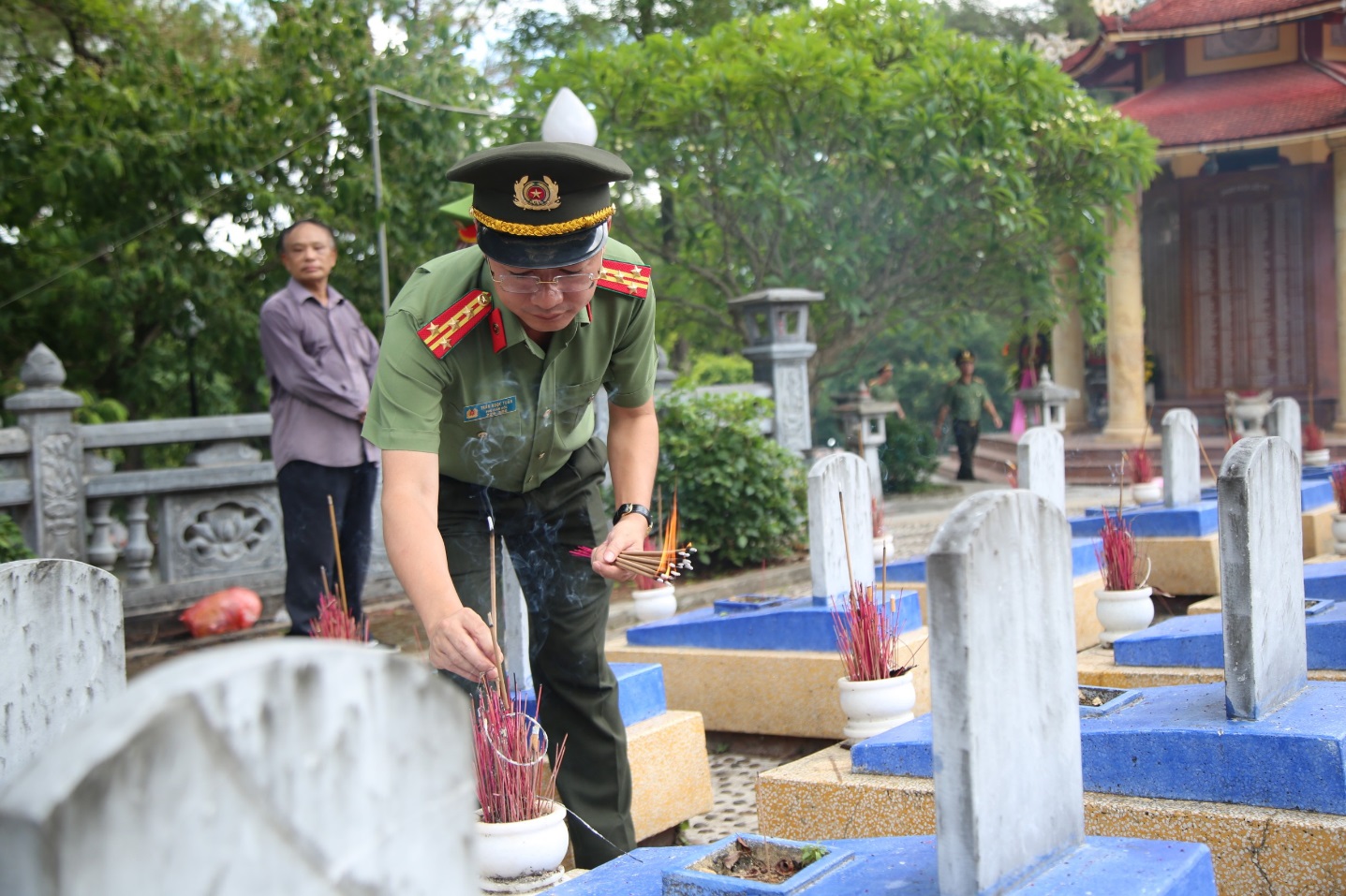 Đồng chí Đại tá Trần Ngọc Tuấn, Phó Giám đốc Công an tỉnh dâng hương tại phần mộ các anh hùng liệt sỹ