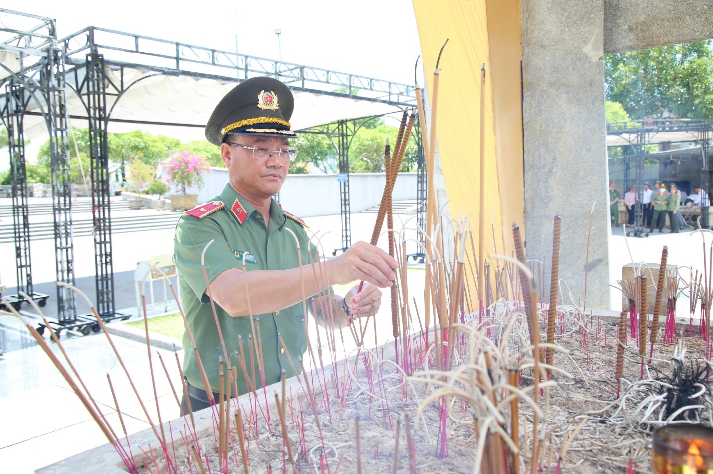 Đồng chí Thiếu tướng Phạm Thế Tùng, Giám đốc Công an tỉnh dâng hương tại Nghĩa trang liệt sĩ Quốc gia Đường 9 thuộc TP. Đông Hà, tỉnh Quảng Trị