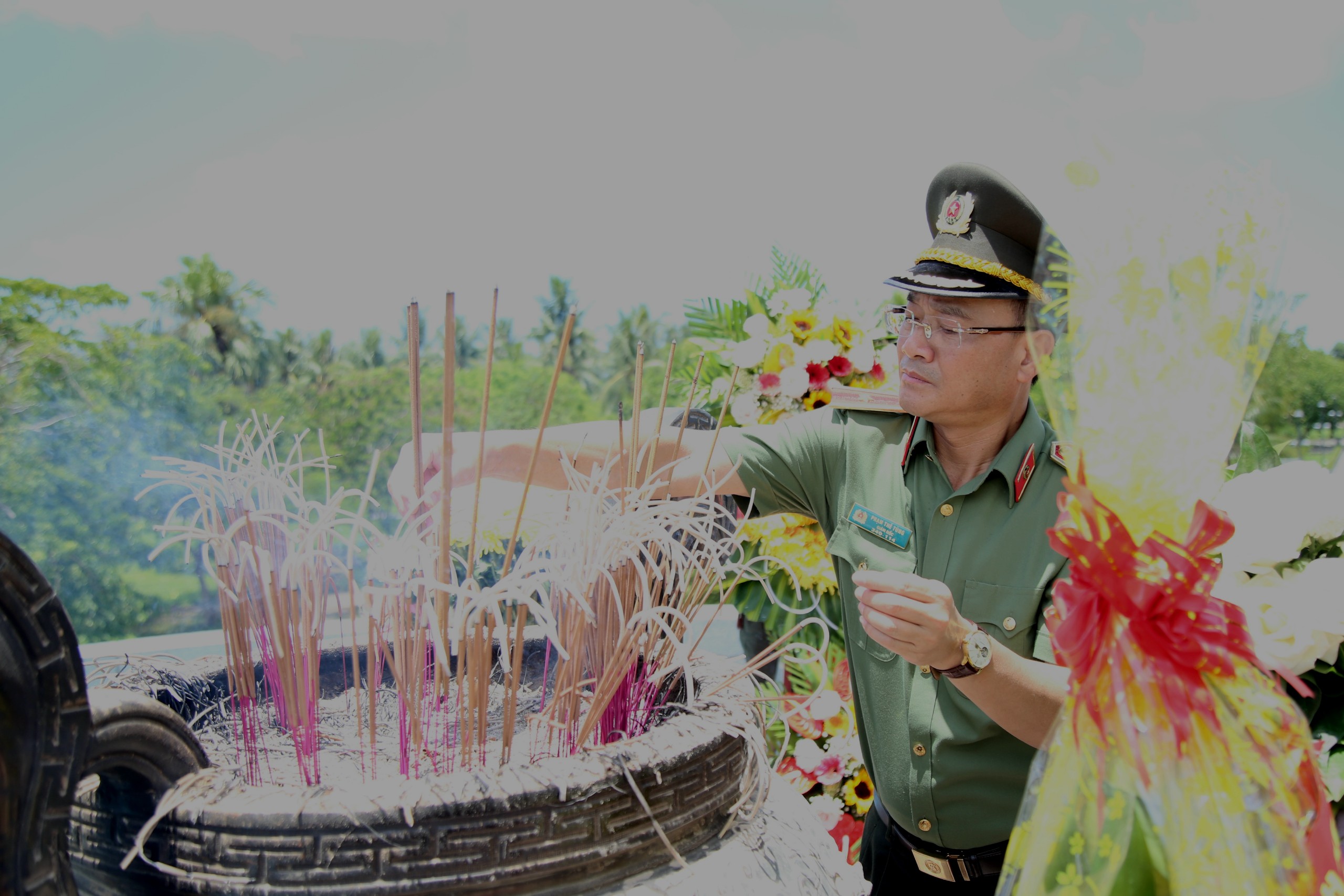 Đồng chí Thiếu tướng Phạm Thế Tùng dâng hương tại  Khu di tích lịch sử Quốc gia đặc biệt thành cổ Quảng Trị