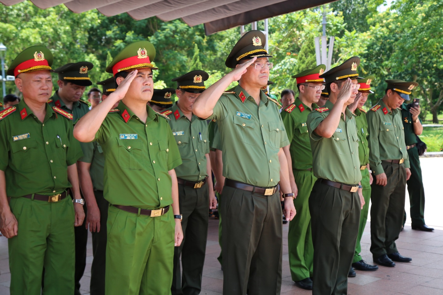 Tưởng niệm các anh hùng liệt sỹ