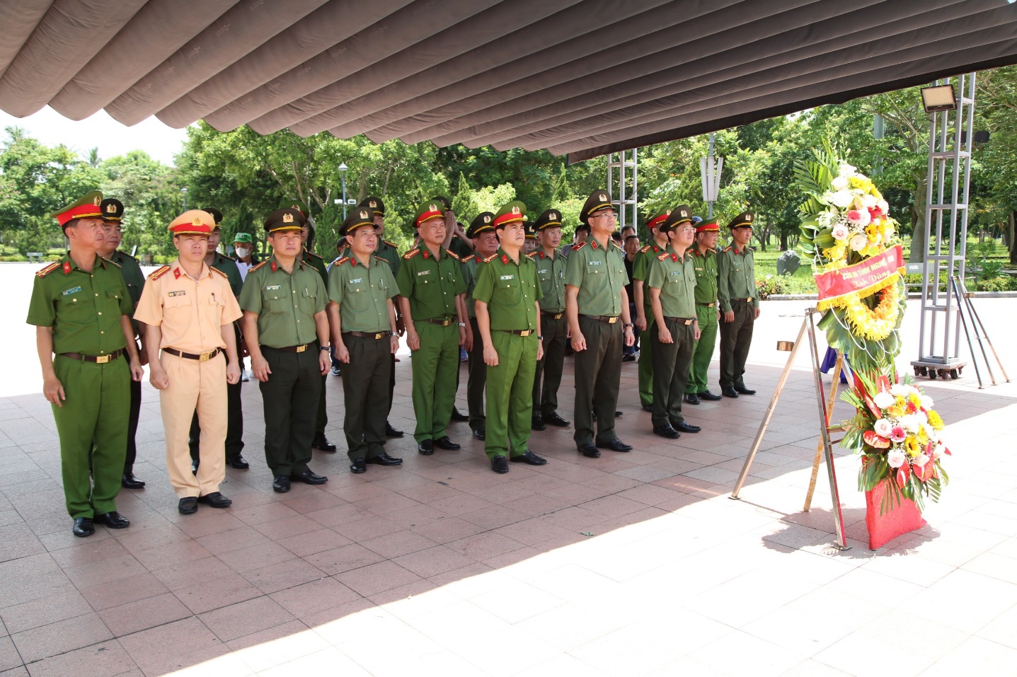 Đoàn đại biểu Công an tỉnh dâng hoa, dâng hương tại Khu di tích lịch sử Quốc gia đặc biệt thành cổ Quảng Trị