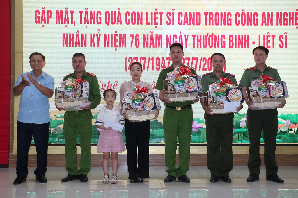 Đồng chí Thượng tướng Lê Thế Tiệm, nguyên Thứ trưởng Bộ Công an phát biểu và tặng quà 05 gia đình chính sách của Công an tỉnh Nghệ An
