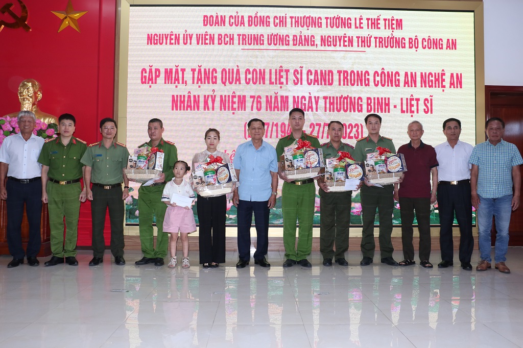 Đại diện Lãnh đạo Công Nghệ An và Đoàn hưu trí Công an nhân dân trao quà tặng các gia đình chính sách trong Công an Nghệ An