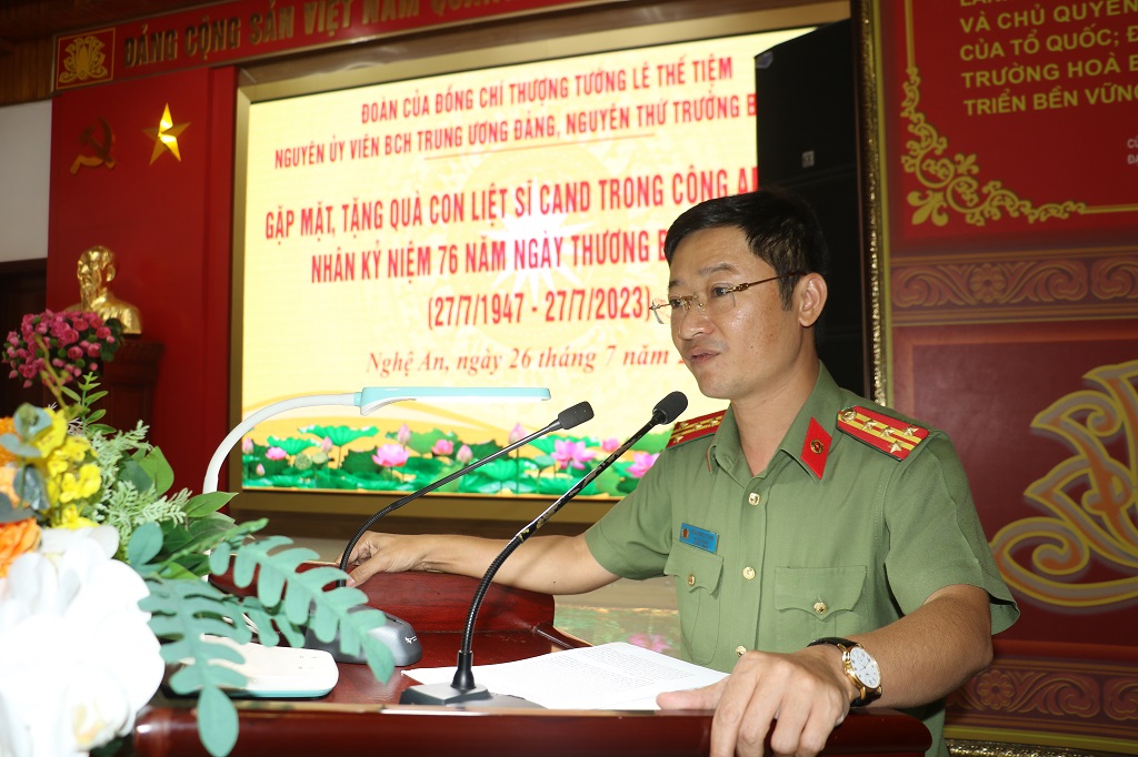Đồng chí Đại tá Trần Ngọc Tuấn, Phó Giám đốc Công an tỉnh phát biểu tại buổi làm việc