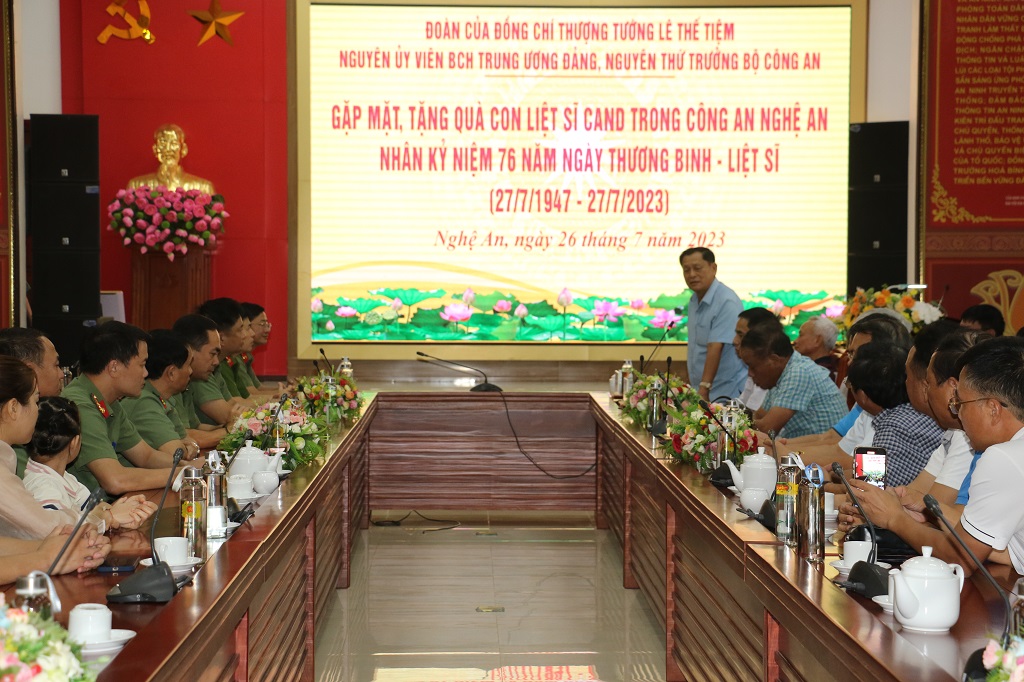 Quang cảnh buổi thăm, tặng quà 