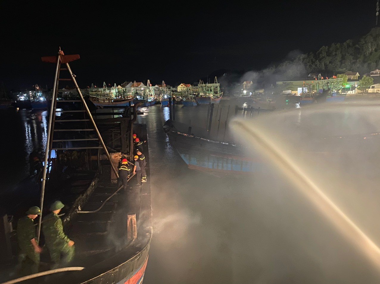 Đến 23 giờ cùng ngày, đám cháy cơ bản được dập tắt