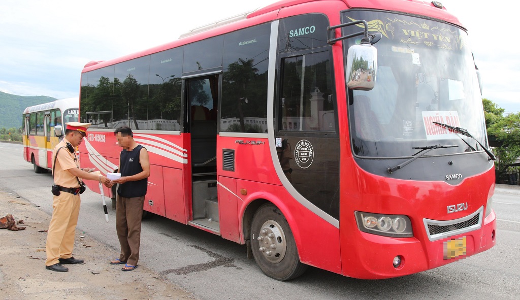 Đại tá Trần Ngọc Tuấn, Phó Giám đốc Công an tỉnh trực tiếp kiểm tra thực tế công tác triển khai đợt tổng kiểm soát xe ô tô kinh doanh vận tải hành khách và xe ô tô vận tải hàng hóa bằng container