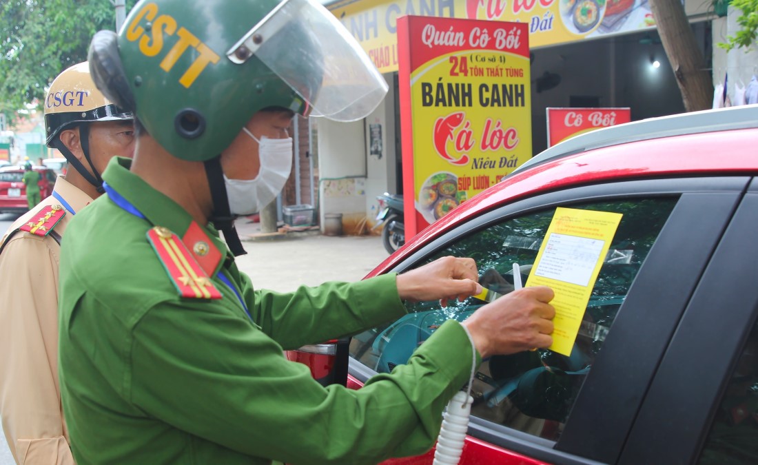 Công an Nghệ An áp dụng biện pháp phạt nguội các trường hợp dừng, đỗ phương tiện sai quy định