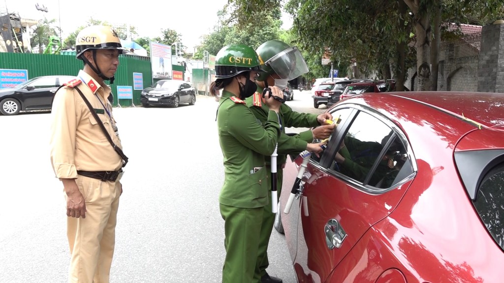Cảnh sát giao thông - trật tự Công an thành phố Vinh sử dụng các phương tiện kỹ thuật nghiệp vụ ghi hình để áp dụng biện pháp phạt nguội đối với các trường hợp vi phạm dừng, đỗ xe sai quy định
