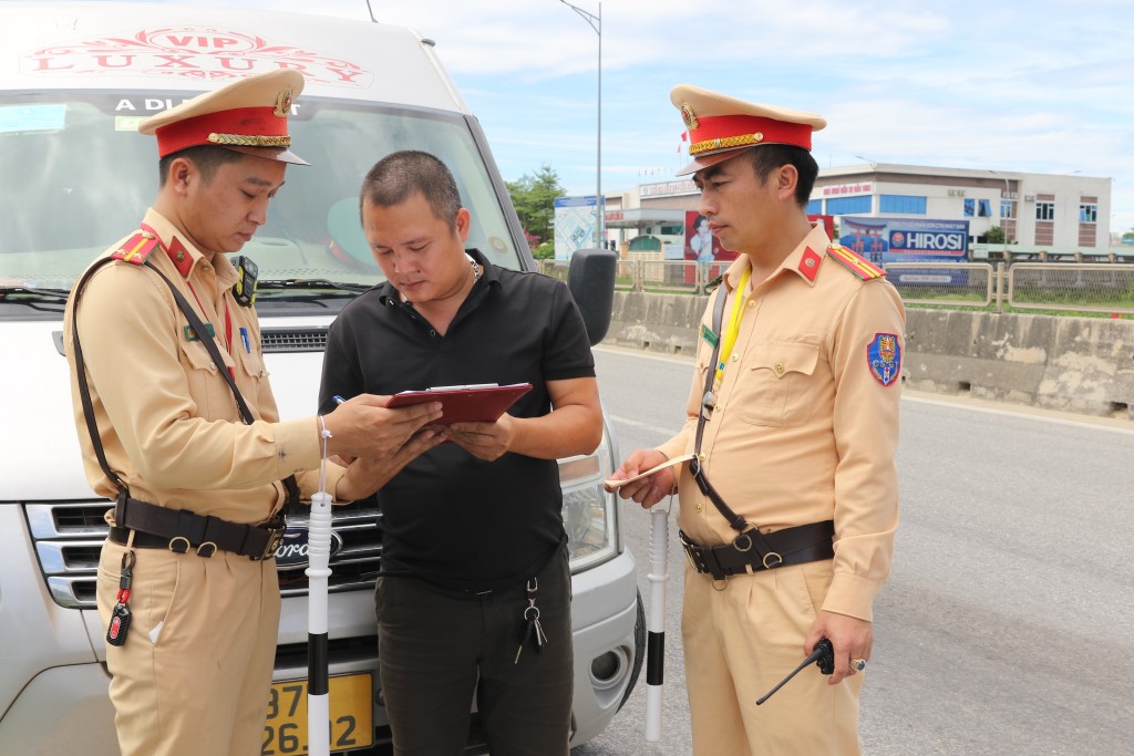 Đội Cảnh sát giao thông - trật tự Công an thành phố Vinh tổ chức tuyên truyền, ký cam kết trên tuyến quốc lộ