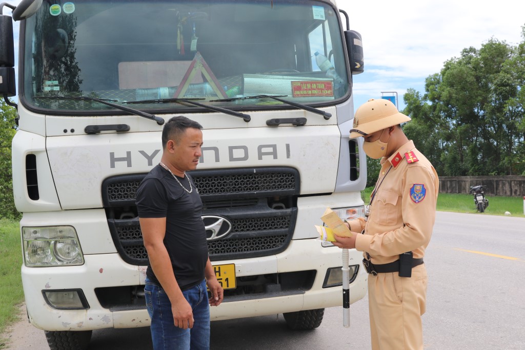 Kiểm tra, kết hợp tuyên truyền cho lái xe container