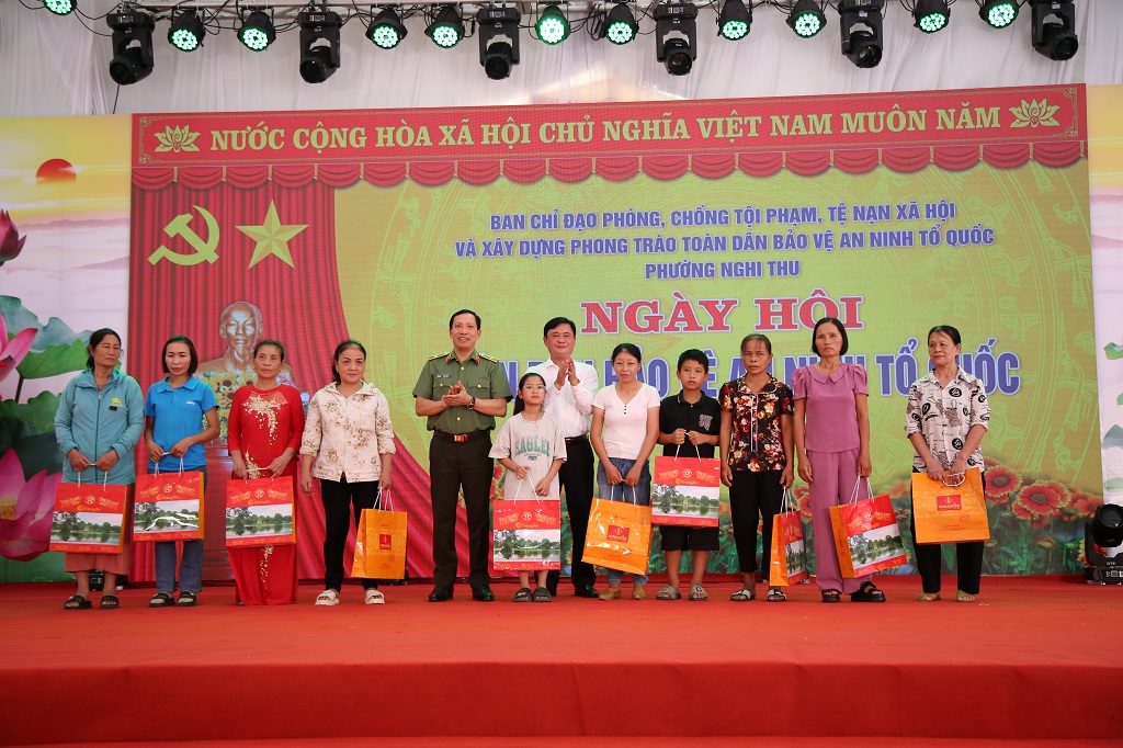 Đồng chí Thiếu tướng Lê Văn Tuyến, Thứ trưởng Bộ Công an và đồng chí Thái Thanh Quý, Ủy viên Ban Chấp hành Trung ương Đảng, Bí thư Tỉnh ủy trao tặng quà tới các gia đình có công với cách mạng và hộ gia đình có hoàn cảnh khó khăn trên địa bàn phường Nghi Thu