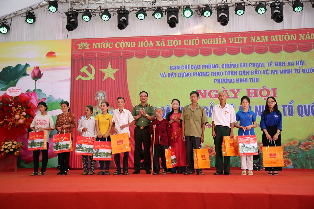 Đồng chí Thiếu tướng Phạm Thế Tùng, Giám đốc Công an tỉnh và đồng chí Phạm Thị Hồng Toan, Bí thư Thị ủy Cửa Lò trao tặng quà tới các gia đình có công với cách mạng và hộ gia đình có hoàn cảnh khó khăn trên địa bàn phường Nghi Thu