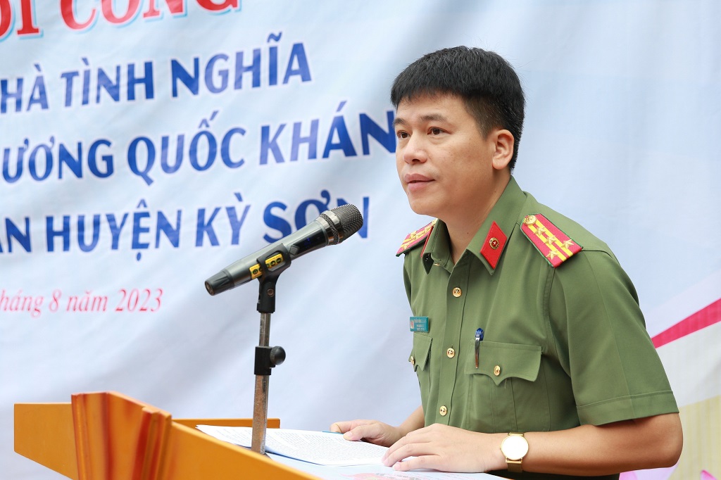Đồng chí Đại tá Trần Hồng Quang - Phó Giám đốc Công an tỉnh yêu cầu Công an huyện Kỳ Sơn kêu gọi cán bộ, chiến sỹ tham gia hỗ trợ, đóng góp tinh thần, vật chất, ngày công để xây dựng nhà cho đồng chí Khánh.
