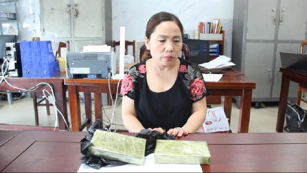 Đối tượng Nguyễn Thị Hiền cùng tang vật chuyên án cơ quan Công an thu giữ