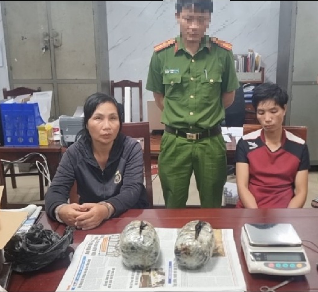 Đối tượng Lương Thị Lơ và Lương Thị Duyên cùng tang vật chuyên án tại cơ quan Công an 