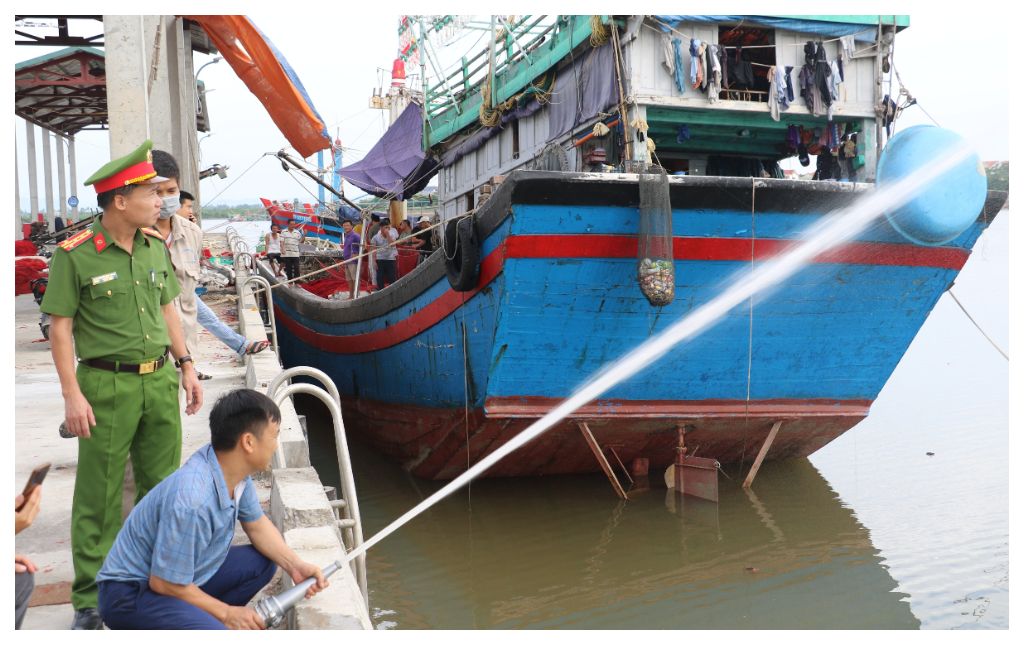Công an Nghệ An kiểm tra hệ thống phòng cháy, chữa cháy tại Cảng cá Lạch Quèn