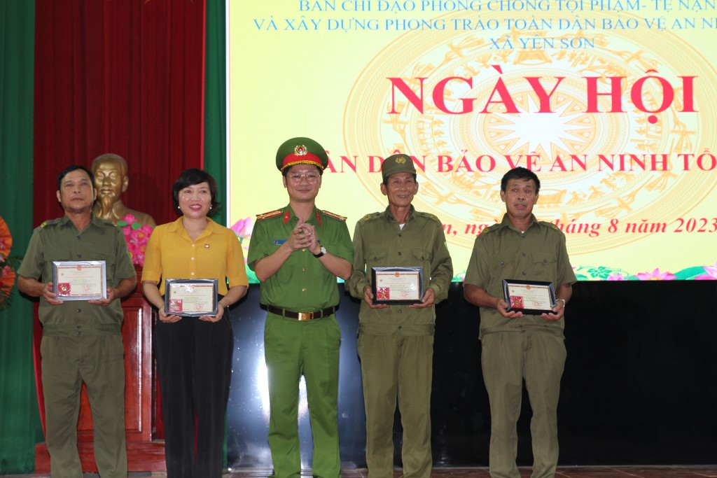 Đồng chí Đại tá Trần Ngọc Tuấn, Phó Giám đốc Công an tỉnh trao tặng Kỷ niệm chương “Bảo vệ ANTQ” cho các cá nhân