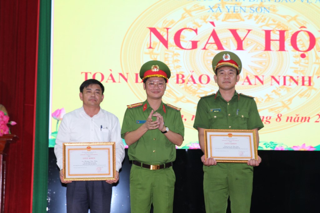 Đồng chí Đại tá Trần Ngọc Tuấn, Phó Giám đốc Công an tỉnh tặng Giấy khen của Công an tỉnh cho các tập thể, cá nhân đạt thành tích xuất sắc trong phong trào toàn dân bảo vệ ANTQ năm 2023