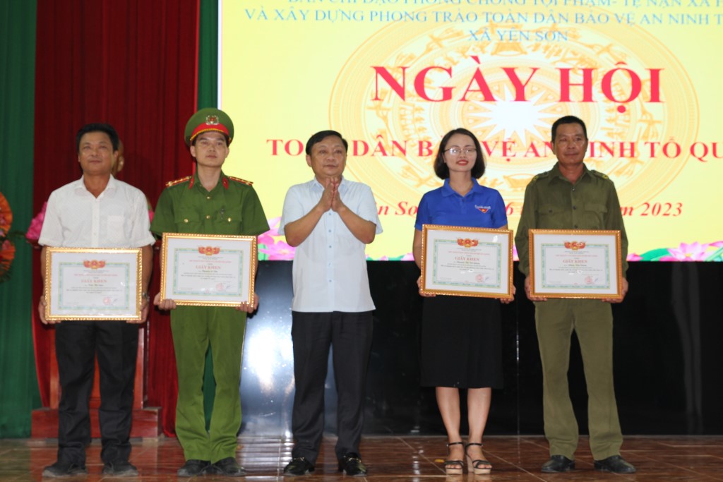 UBND huyện Đô Lương tặng Giấy khen cho các tập thể, cá nhân trong phong trào toàn dân bảo vệ ANTQ năm 2023