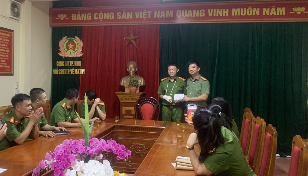 Đoàn công tác của Công an tỉnh Nghệ An đã thăm hỏi, tặng quà và động viên đồng chí Thượng úy Nguyễn Hữu Cường