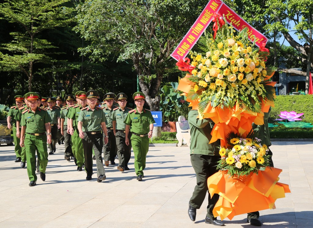 Đoàn đại biểu Công an tỉnh dâng hoa, dâng hương tưởng niệm Chủ tịch Hồ Chí Minh tại Khu di tích đặc biệt Kim Liên