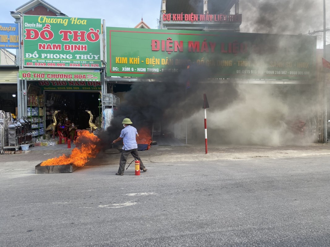 Tổ liên gia nhanh chóng triển khai dập tắt đám lửa theo tình huống giả định