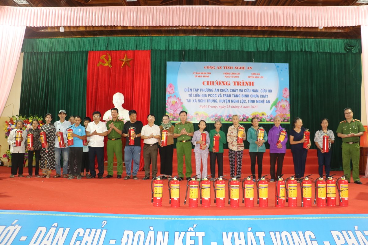 Đồng chí Đại tá Nguyễn Duy Thanh – Phó Giám đốc Công an tỉnh cùng lãnh đạo UBND huyện, Phòng Cảnh sát PCCC và CNCH và Công an huyện trao bình chữa cháy cho các hộ dân trên địa bàn xã Nghi Trung, huyện Nghi Lộc