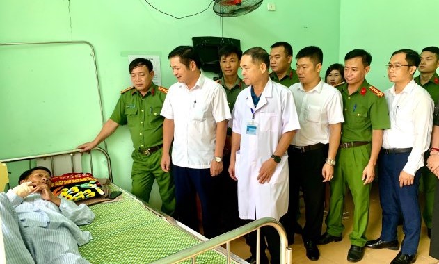Lãnh đạo huyện Quỳ Châu thăm hỏi động viên đồng chí Moong Văn Tân và khen thưởng ban chuyên án