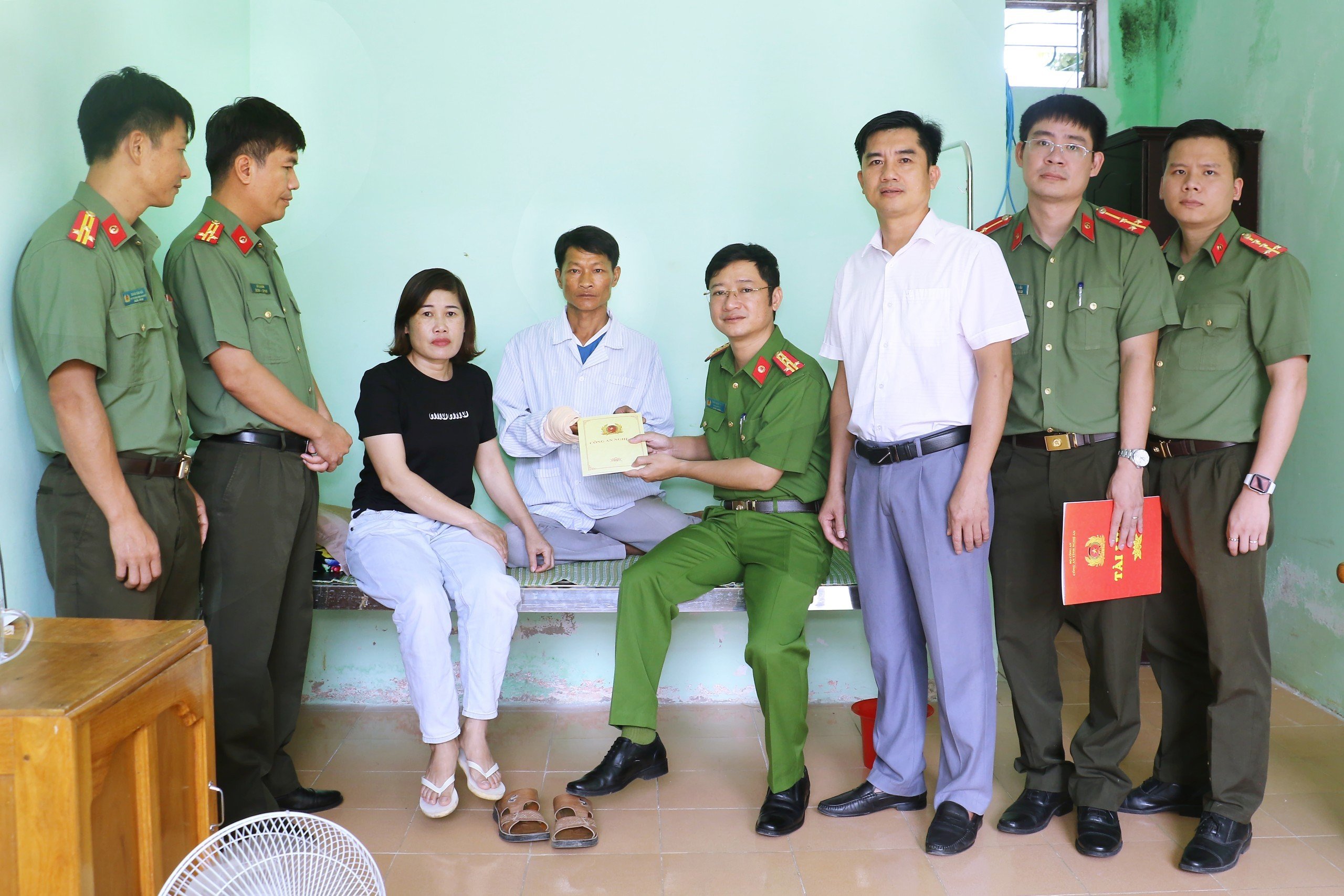 Đồng chí Đại tá Trần Ngọc Tuấn - Phó Giám đốc Công an Nghệ An và đoàn công tác thăm hỏi, động viên đồng chí Moong Văn Tân và gia đình