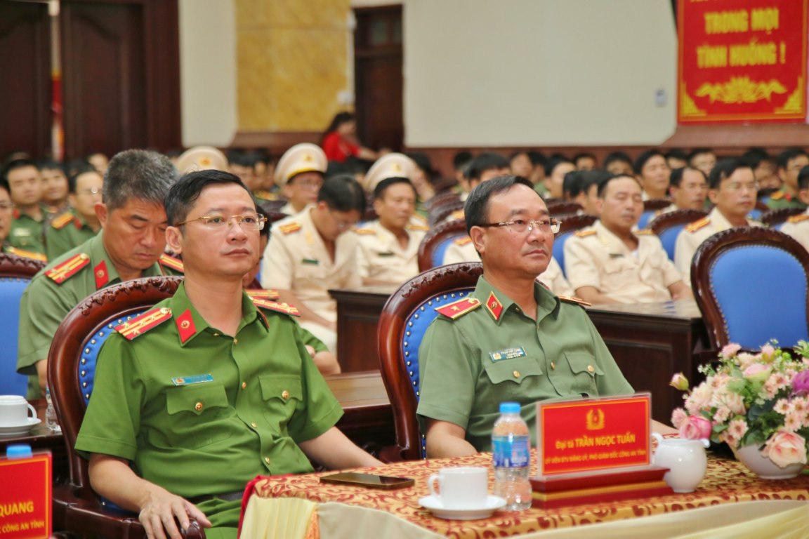 Các đại biểu tham dự buổi lễ