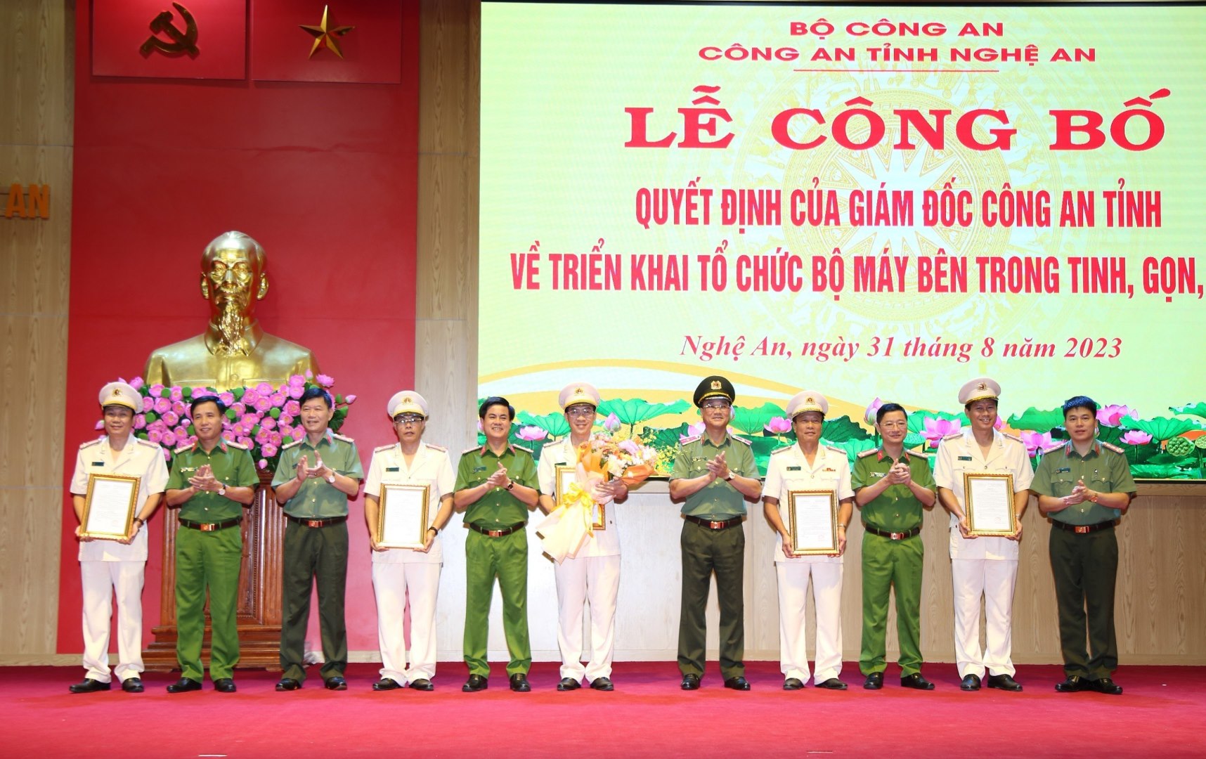 Các đồng chí lãnh đạo Công an tỉnh tặng hoa chúc mừng lãnh đạo, chỉ huy các đơn vị
