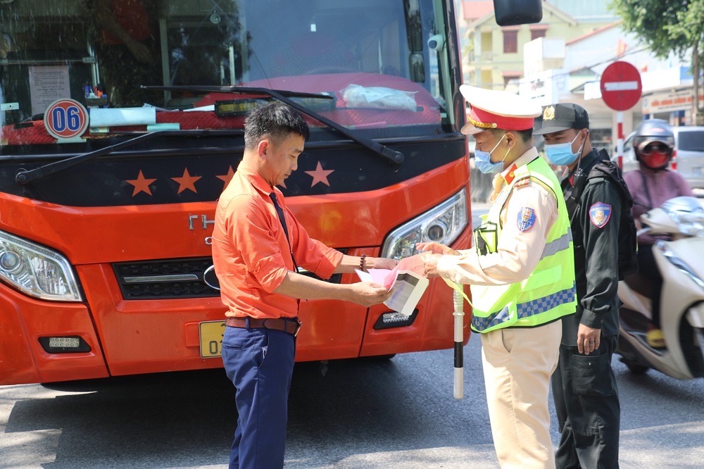 Lực lượng chức năng tăng cường kiểm tra xe khách, container
