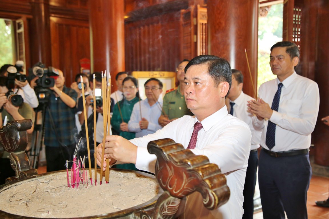   Đồng chí Bí thư Tỉnh ủy Thái Thanh Quý dâng hương lên anh linh Chủ tịch Hồ Chí Minh