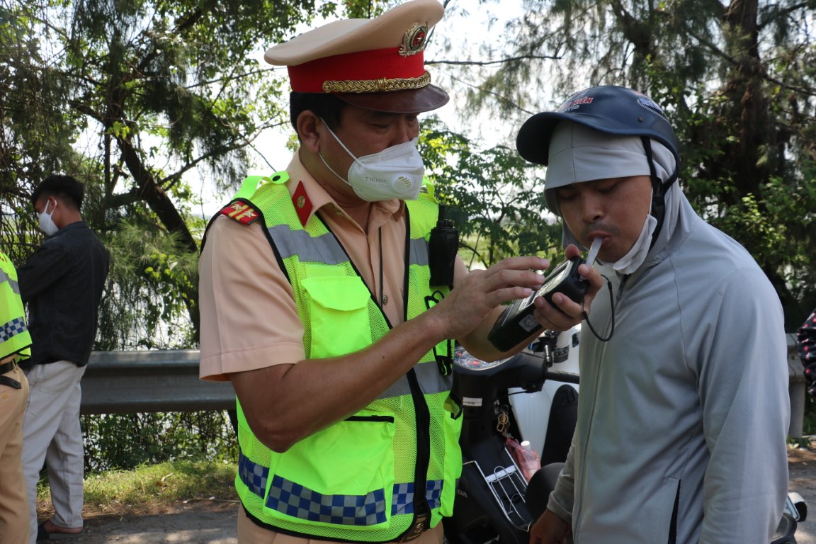 Tăng cường kiểm tra việc chấp hành sử dụng rượu bia khi tham gia điều khiển phương tiện giao thông