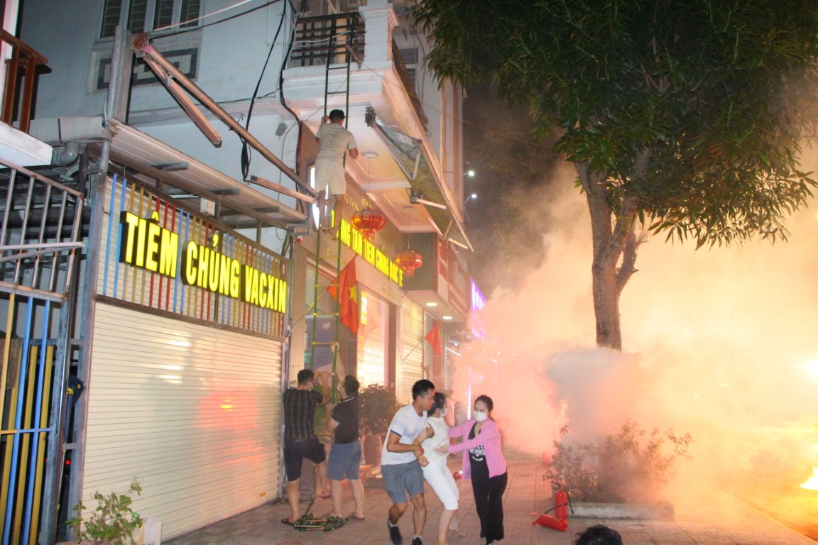 Tình huống giả định  phát hiện ra có cháy, một người dân liền tri hô, những người hàng xóm xung quanh nhanh chóng chạy đến hỗ trợ